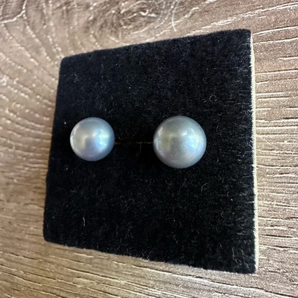 Elegant Silver Pearl Stud Earrings - Picture 3 of 6